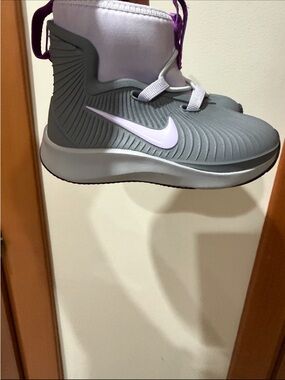 Nike Grey High-Top snow boots with Light Purple Swoosh